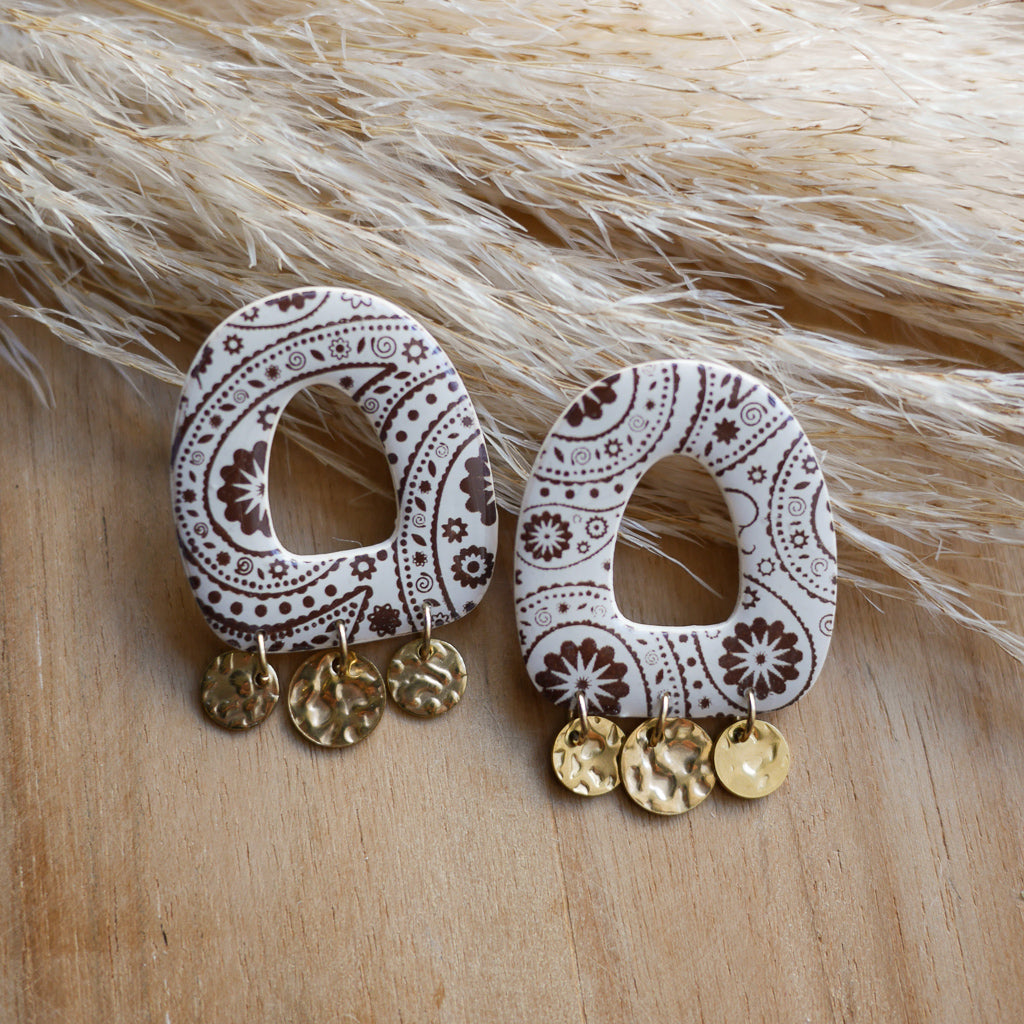 Boucles d’oreilles dorées Marrakech en forme d’arche avec trois breloques en acier inoxydable, issues de la collection Bandana à imprimé foulard tendance.