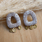 Boucles d’oreilles dorées Marrakech en forme d’arche avec trois breloques en acier inoxydable, issues de la collection Bandana à imprimé foulard tendance.