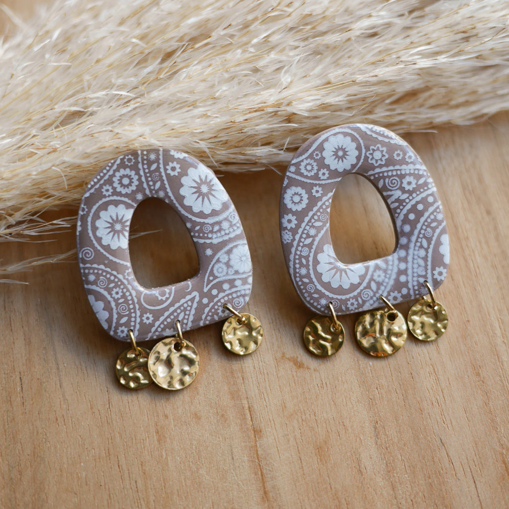 Boucles d’oreilles dorées Marrakech en forme d’arche avec trois breloques en acier inoxydable, issues de la collection Bandana à imprimé foulard tendance.