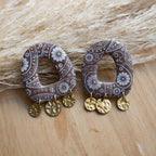 Boucles d’oreilles dorées Marrakech en forme d’arche avec trois breloques en acier inoxydable, issues de la collection Bandana à imprimé foulard tendance.