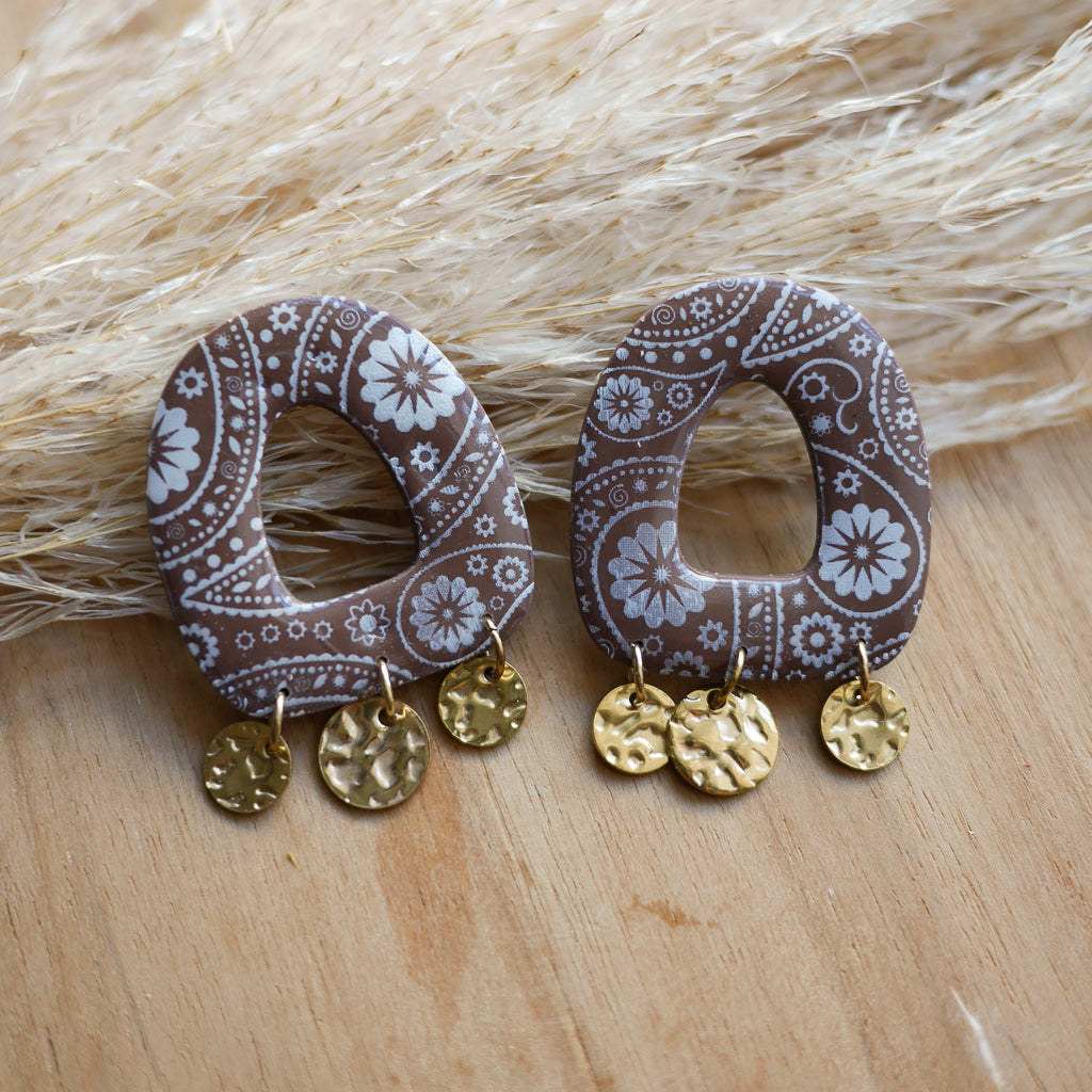 Boucles d’oreilles dorées Marrakech en forme d’arche avec trois breloques en acier inoxydable, issues de la collection Bandana à imprimé foulard tendance.