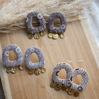 Boucles d’oreilles dorées Marrakech en forme d’arche avec trois breloques en acier inoxydable, issues de la collection Bandana à imprimé foulard tendance.