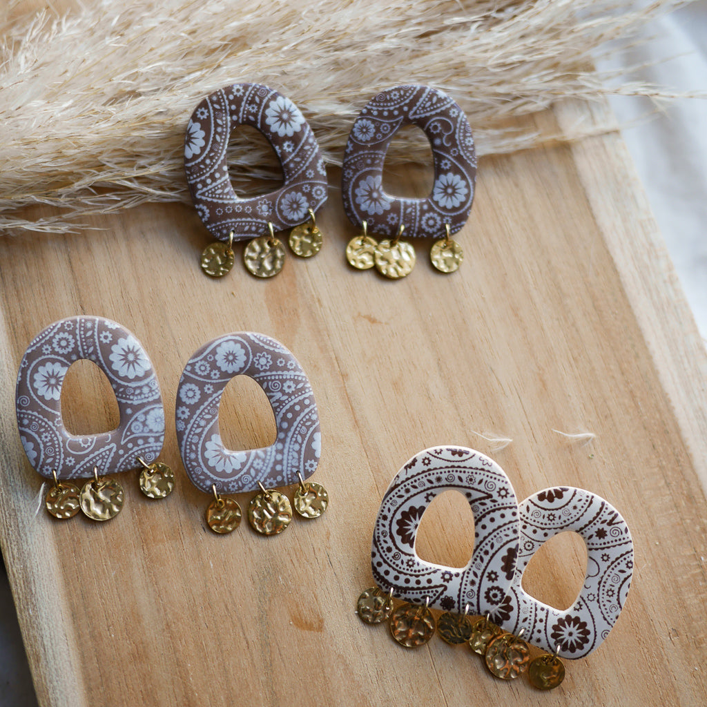 Boucles d’oreilles dorées Marrakech en forme d’arche avec trois breloques en acier inoxydable, issues de la collection Bandana à imprimé foulard tendance.