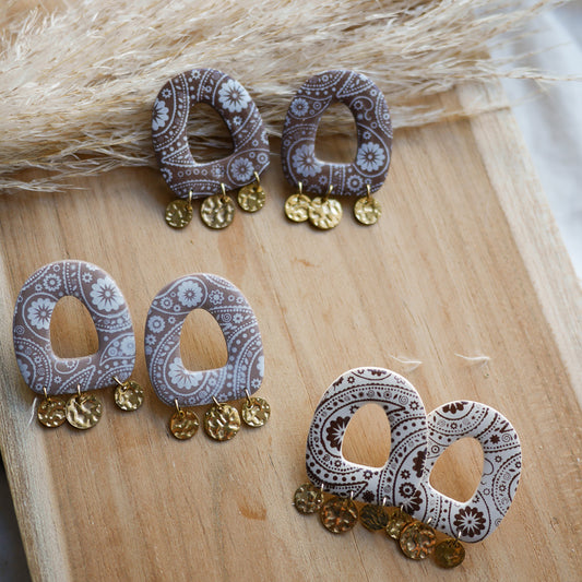 Boucles d’oreilles dorées Marrakech en forme d’arche avec trois breloques en acier inoxydable, issues de la collection Bandana à imprimé foulard tendance.