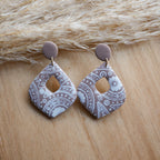 Boucles d’oreilles Mykonos en pâte polymère avec motif bandana, forme losange arrondi, faites main.