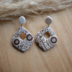 Boucles d’oreilles Mykonos en pâte polymère avec motif bandana, forme losange arrondi, faites main.