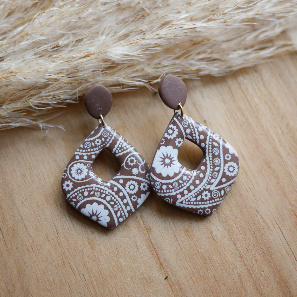 Boucles d’oreilles Mykonos en pâte polymère avec motif bandana, forme losange arrondi, faites main.