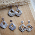 Boucles d’oreilles Mykonos en pâte polymère avec motif bandana, forme losange arrondi, faites main.