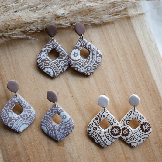 Boucles d’oreilles Mykonos en pâte polymère avec motif bandana, forme losange arrondi, faites main.