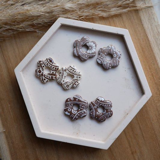 Breloques interchangeables Flora en forme de fleur avec imprimé bandana, faites main en pâte polymère.