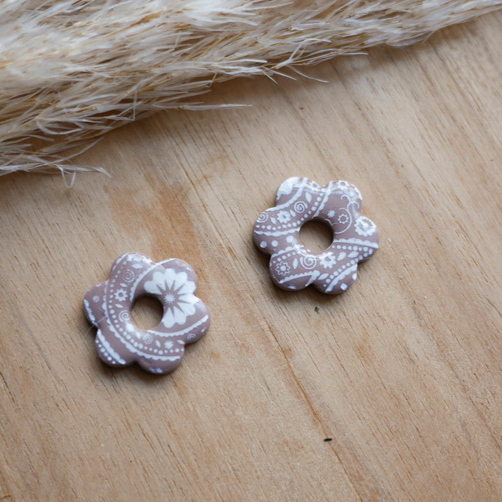 Breloques interchangeables Flora en forme de fleur avec imprimé bandana, faites main en pâte polymère.