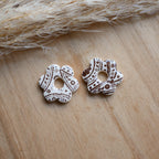 Breloques interchangeables Flora en forme de fleur avec imprimé bandana, faites main en pâte polymère.