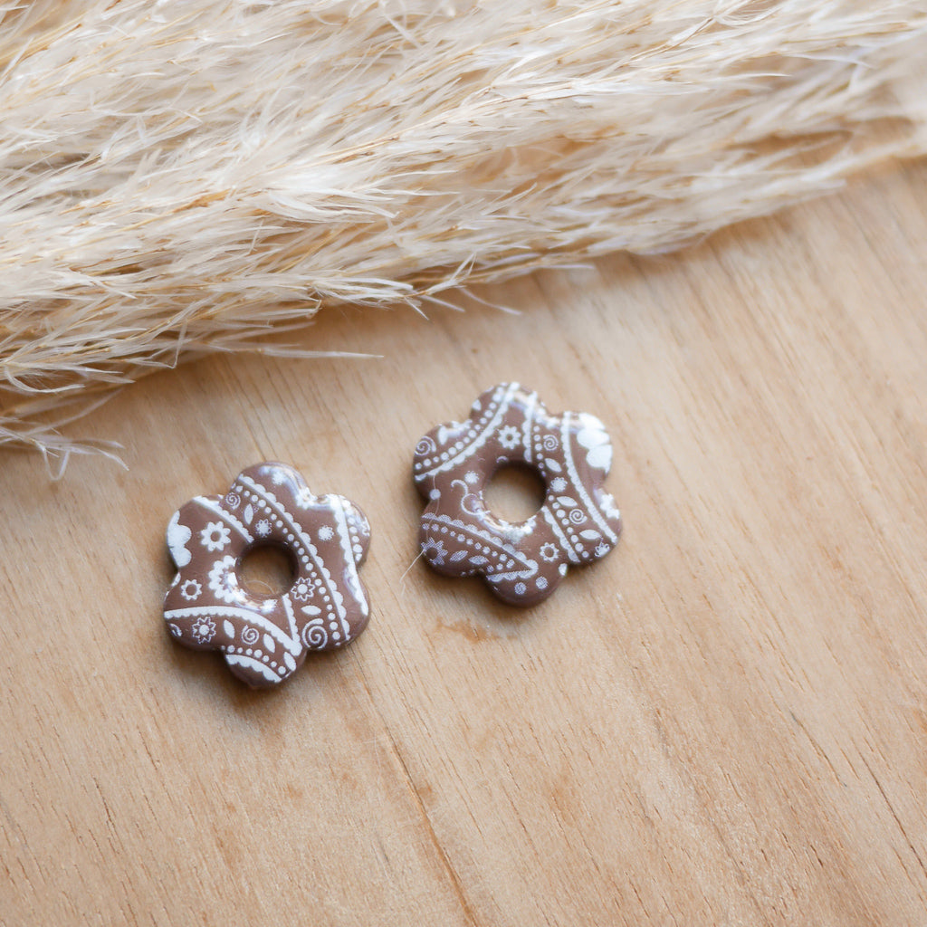 Breloques interchangeables Flora en forme de fleur avec imprimé bandana, faites main en pâte polymère.