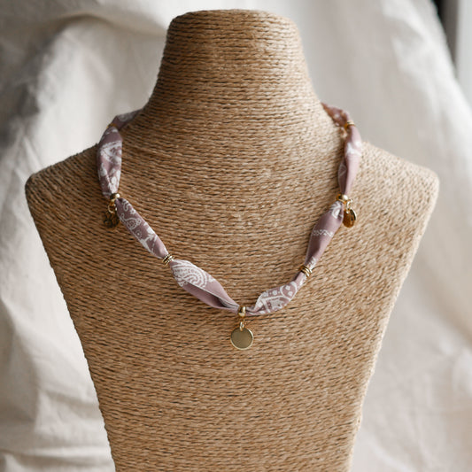 Collier Mallorca en tissu imprimé bandana avec breloques personnalisables et martelées, perles acier inoxydable, style bohème chic.