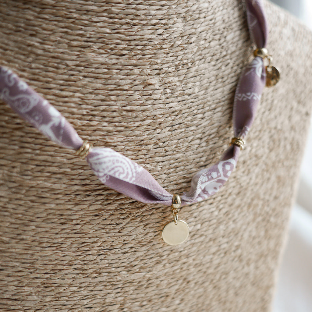 Collier Mallorca en tissu imprimé bandana avec breloques personnalisables et martelées, perles acier inoxydable, style bohème chic.