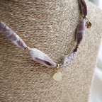 Collier Mallorca en tissu imprimé bandana avec breloques personnalisables et martelées, perles acier inoxydable, style bohème chic.