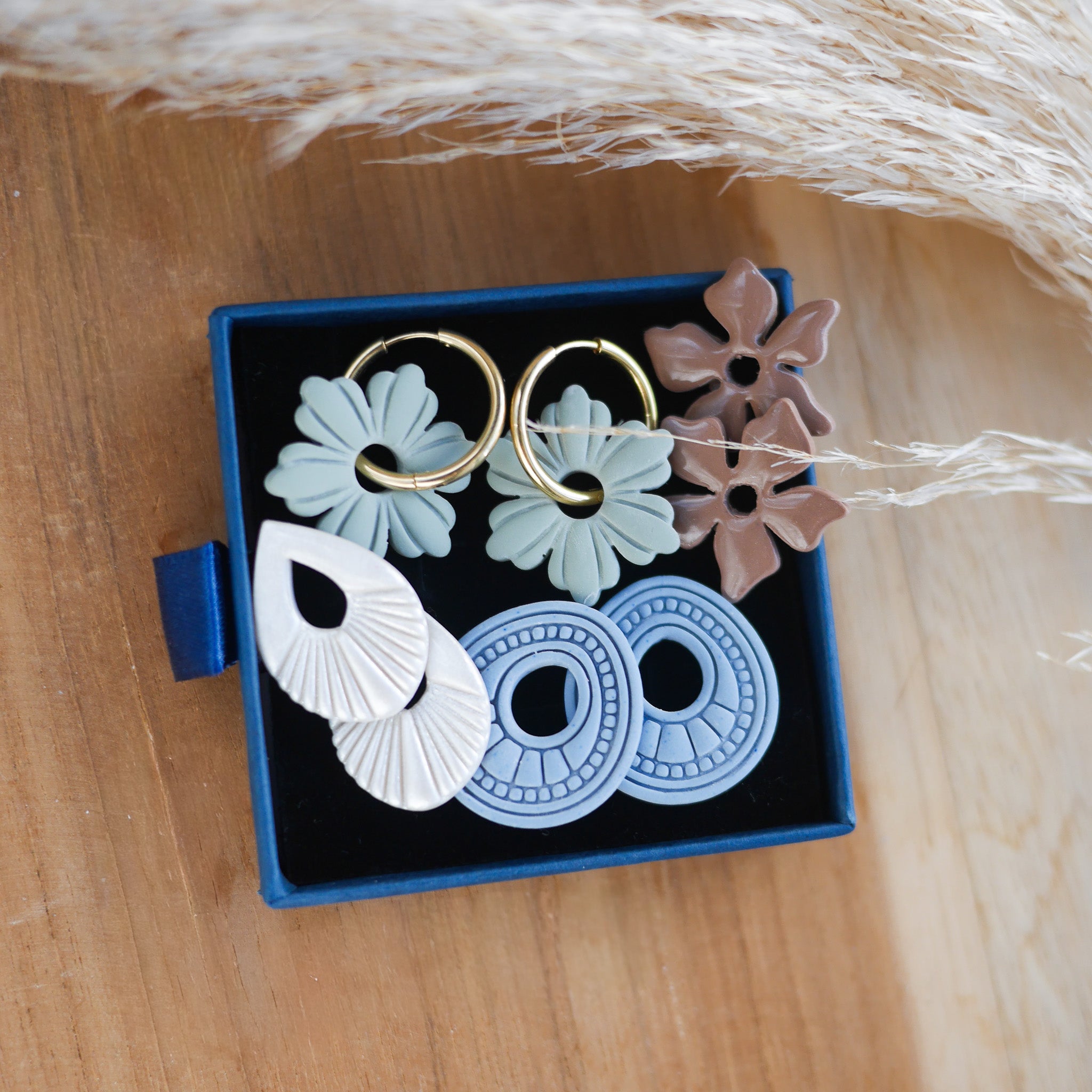 Coffret Breloques Interchangeables – Édition Janvier – Bar à Boucles