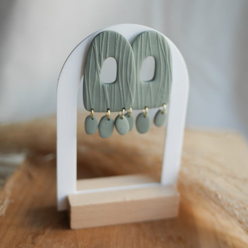 CHICAGO – Boucles d’oreilles arche à breloques – Mate en relief