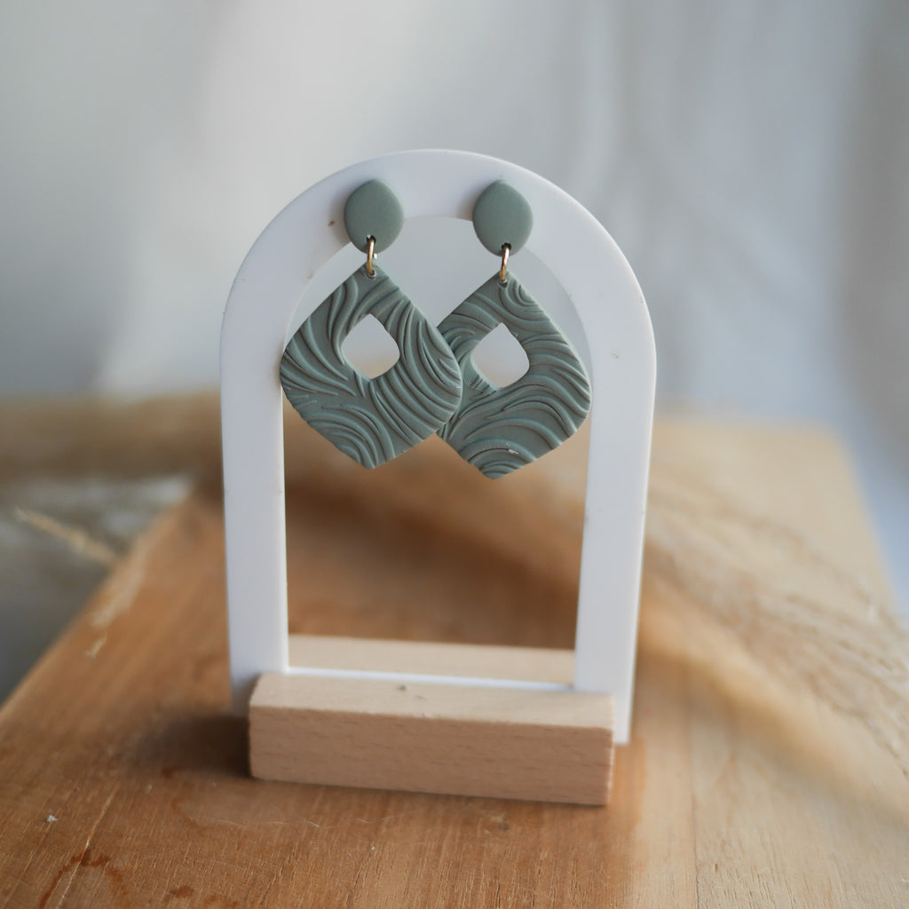 MYKONOS – Boucles d’oreilles pendantes mates en relief