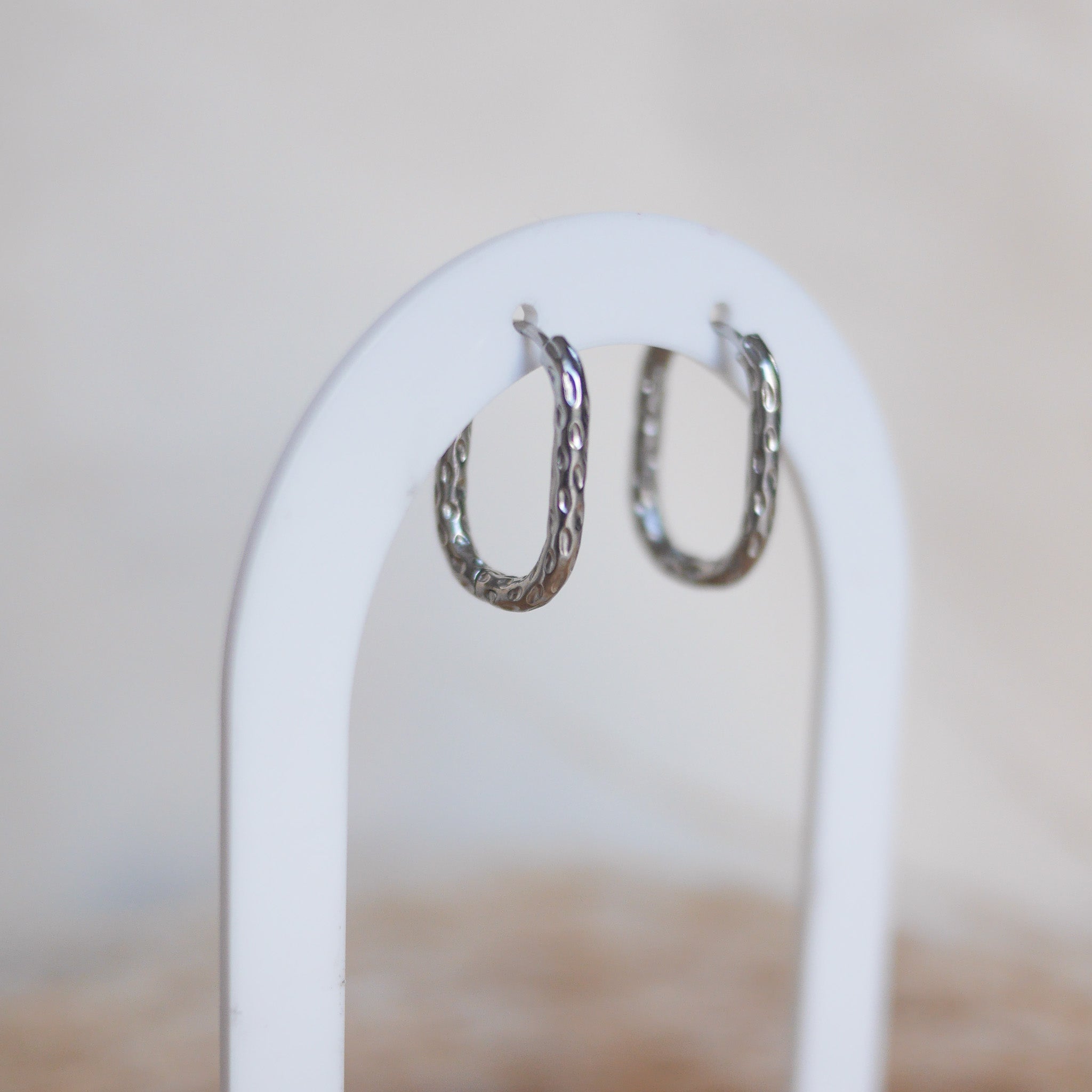 Créoles en acier inoxydable -  ovales piquées - Bar à boucle