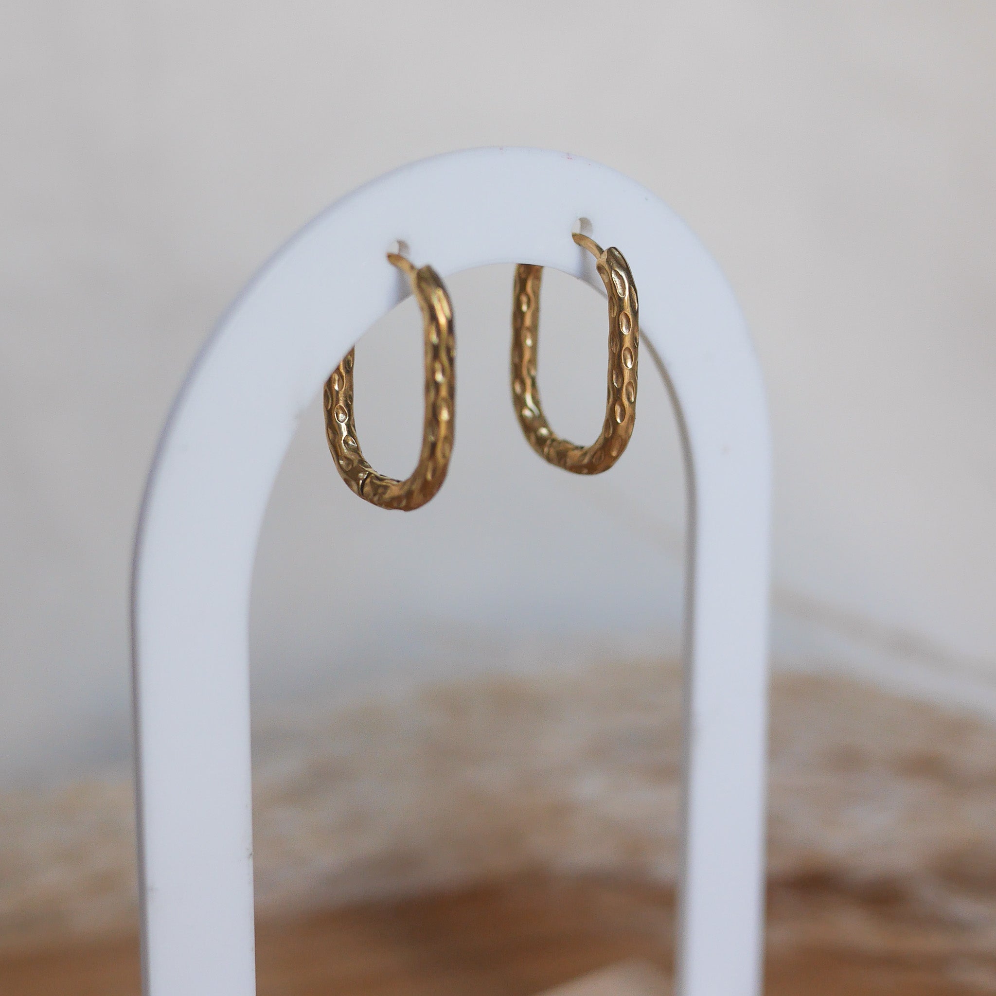 Créoles en acier inoxydable -  ovales piquées - Bar à boucle