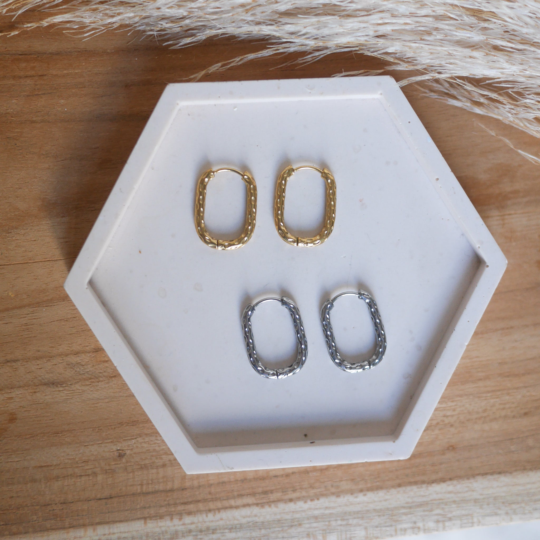 Créoles en acier inoxydable -  ovales piquées - Bar à boucle