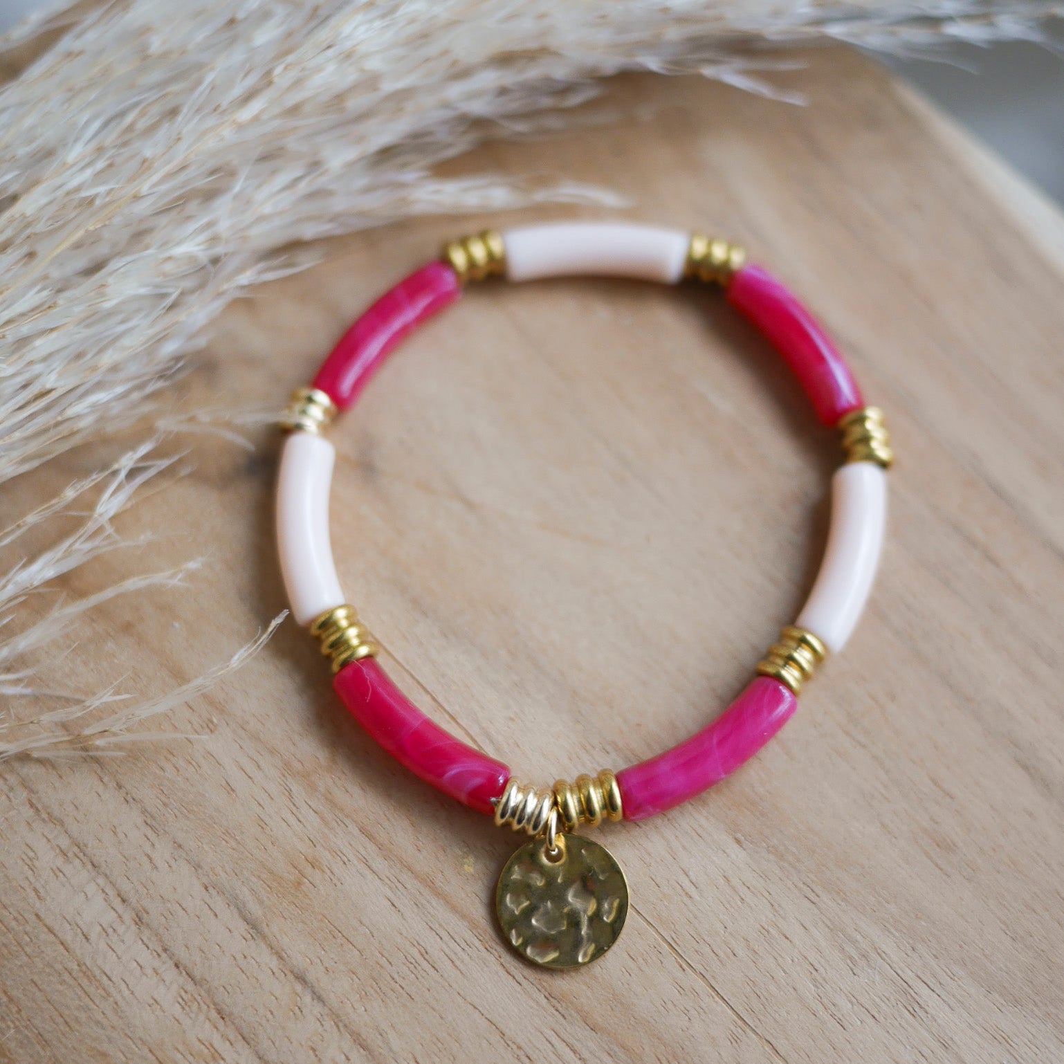 Bracelet La Boca personnalisable en perles tubes incurvées et acier inoxydable, modèle élastique disponible en plusieurs coloris.