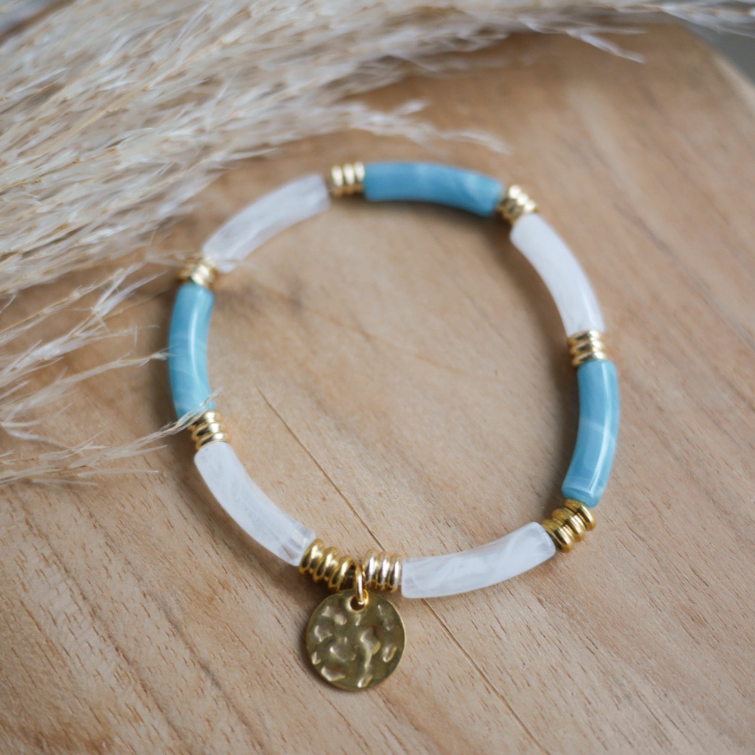 Bracelet La Boca personnalisable en perles tubes incurvées et acier inoxydable, modèle élastique disponible en plusieurs coloris.