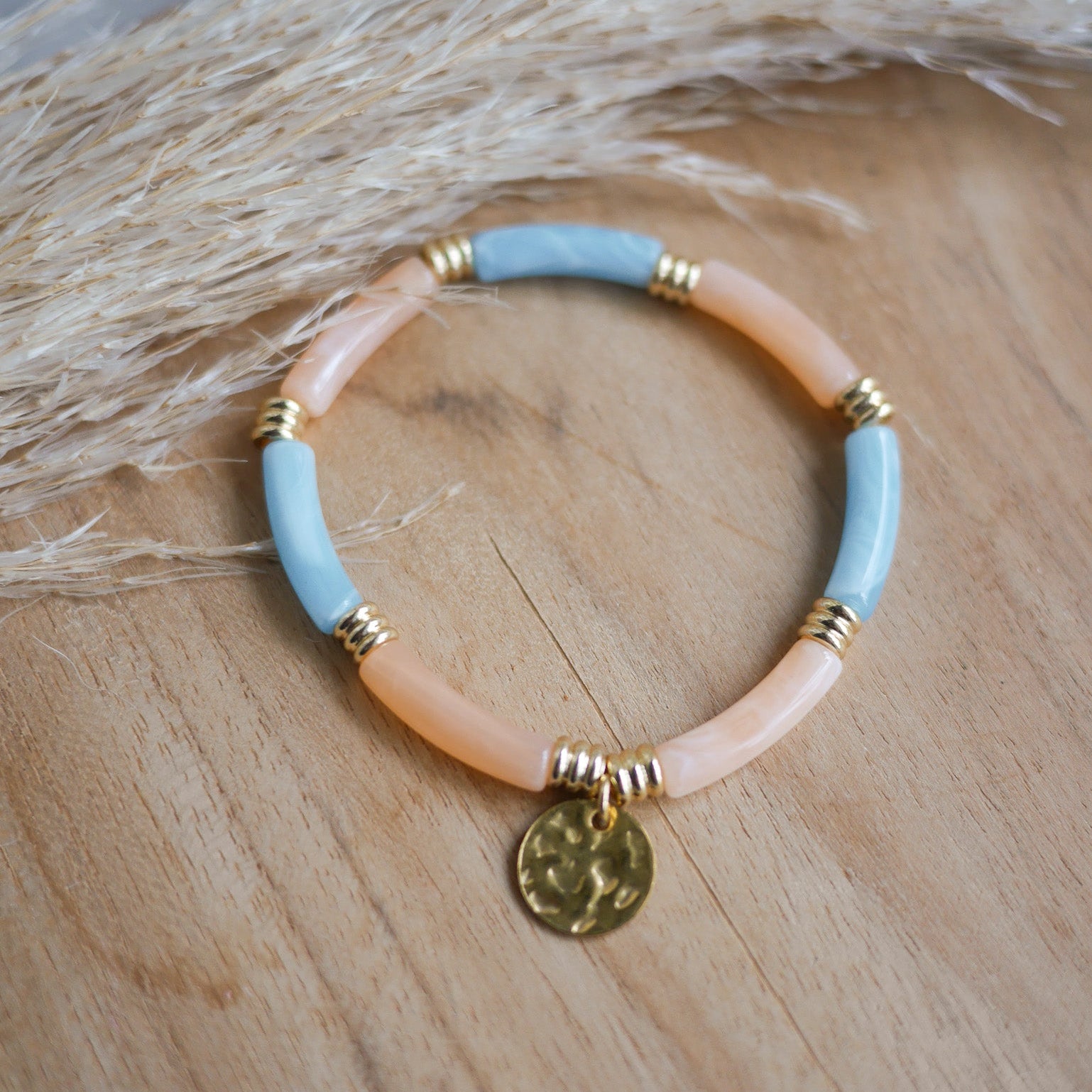 Bracelet La Boca personnalisable en perles tubes incurvées et acier inoxydable, modèle élastique disponible en plusieurs coloris.