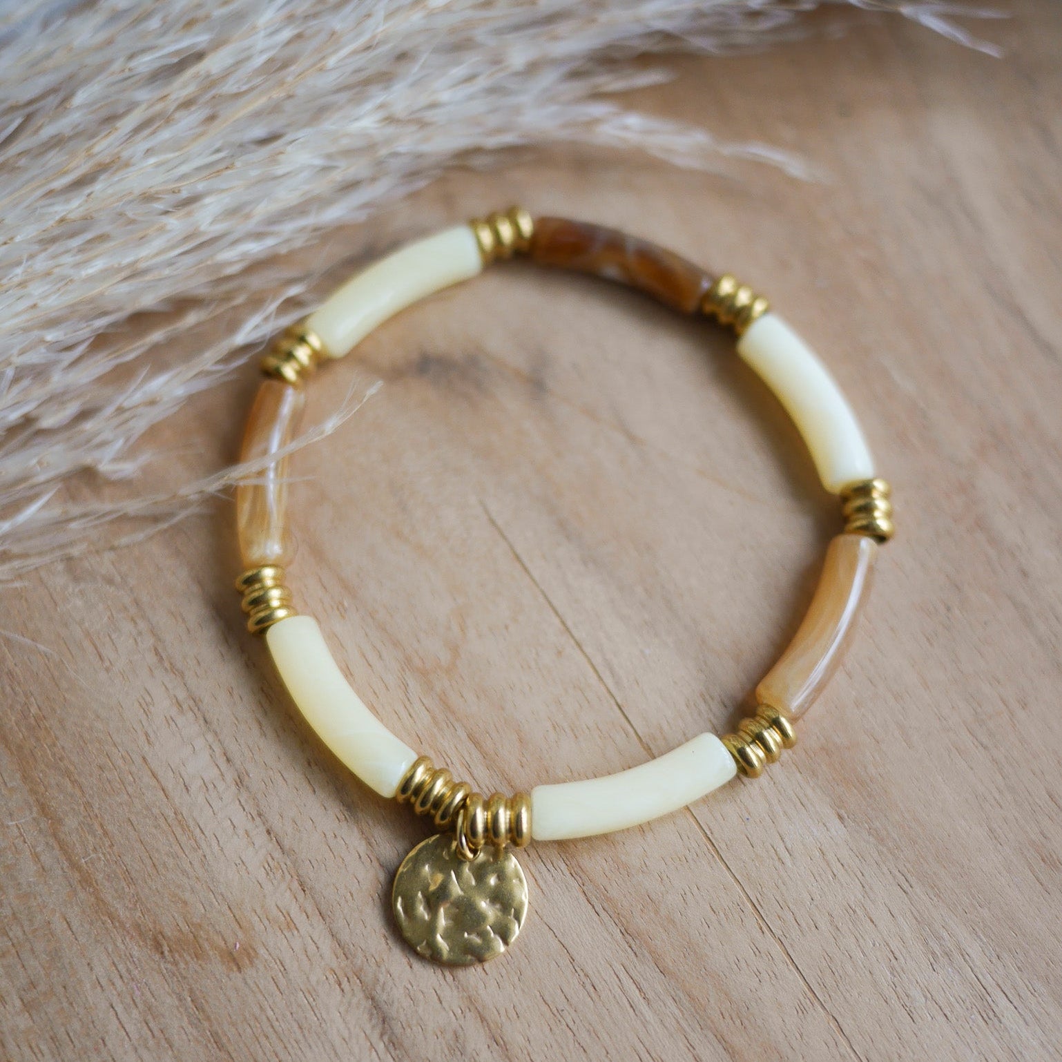 Bracelet La Boca personnalisable en perles tubes incurvées et acier inoxydable, modèle élastique disponible en plusieurs coloris.
