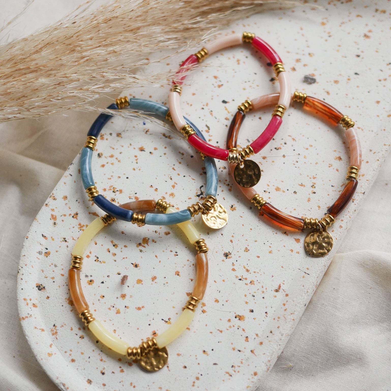 Bracelet La Boca en perles tubes incurvées et acier inoxydable, modèle élastique disponible en plusieurs coloris.