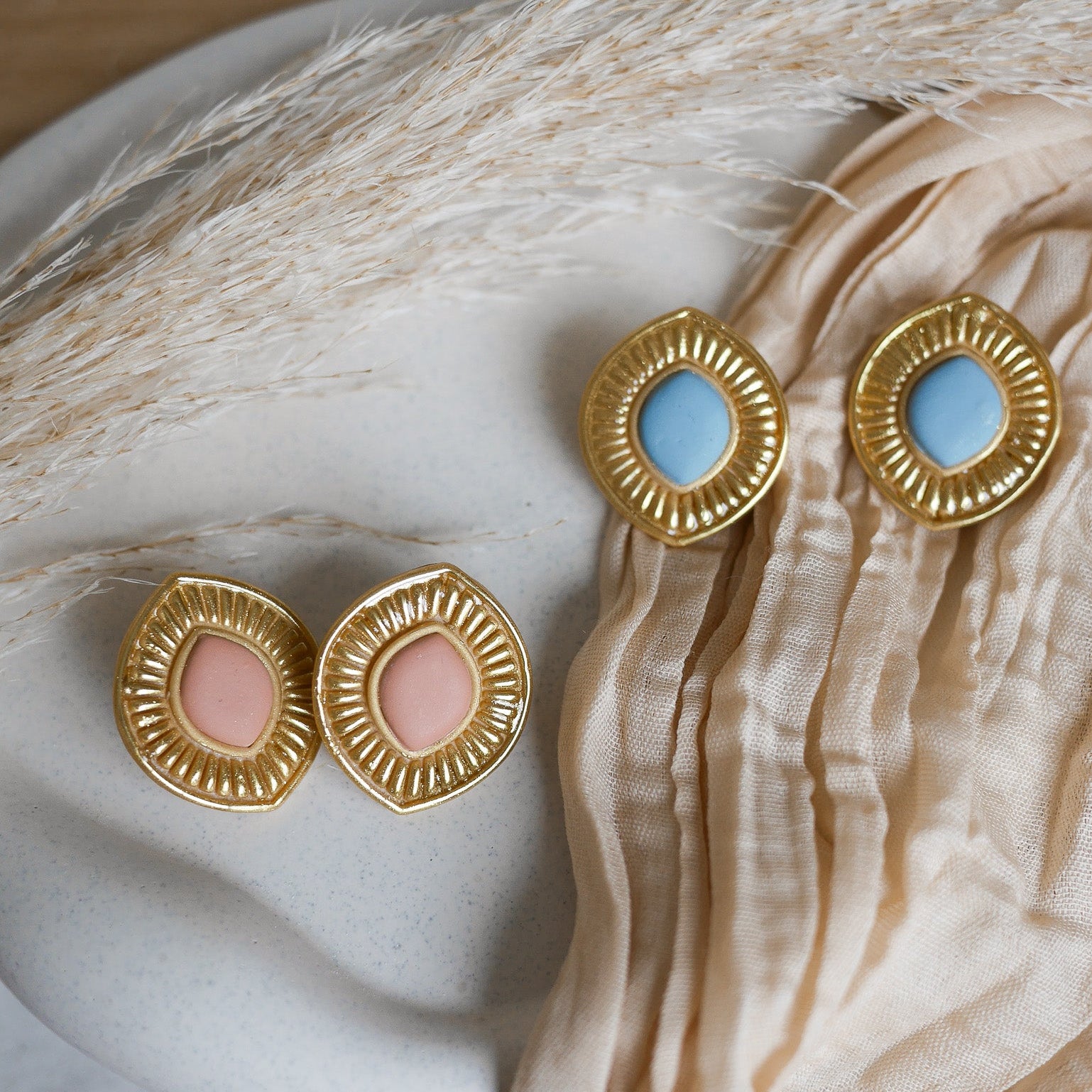 Boucles d’oreilles Manly en pâte polymère effet doré métallique, disponibles pour oreilles percées et non percées.