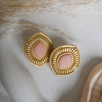 Boucles d’oreilles Manly en pâte polymère effet doré métallique, disponibles pour oreilles percées et non percées.