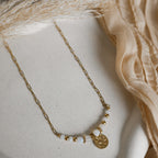 Collier Palma – Collier fait main en acier inoxydable avec perles naturelles colorées et breloque personnalisable jusqu’à 3 caractères. Un bijou bohème chic parfait pour l’été.