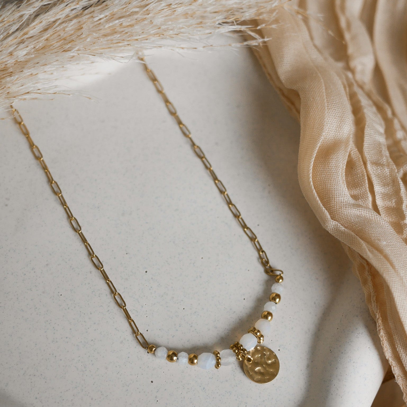 Collier Palma – Collier fait main en acier inoxydable avec perles naturelles colorées et breloque personnalisable jusqu’à 3 caractères. Un bijou bohème chic parfait pour l’été.