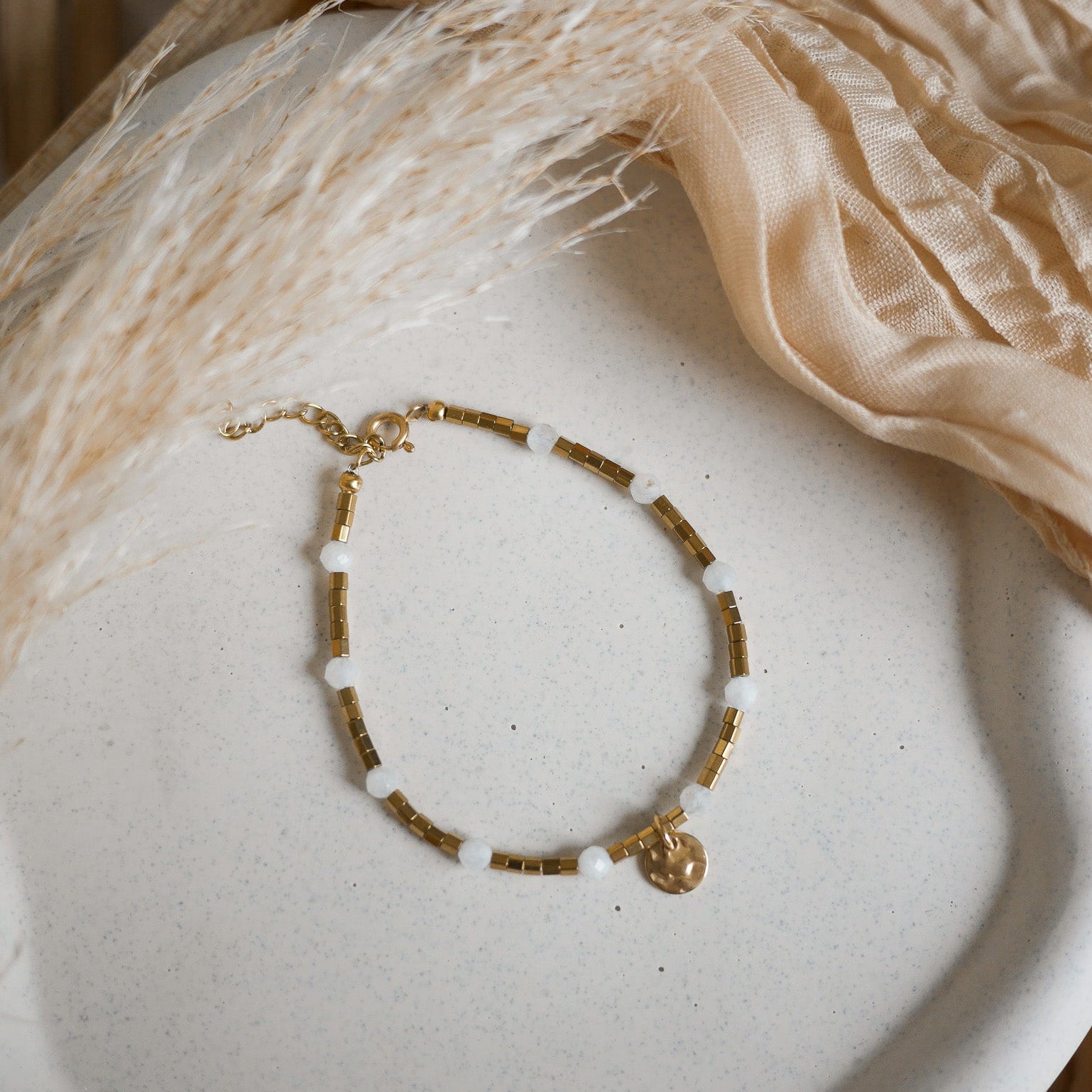 Bracelet Solis en hématite dorée avec touches de pierre naturelle colorée.