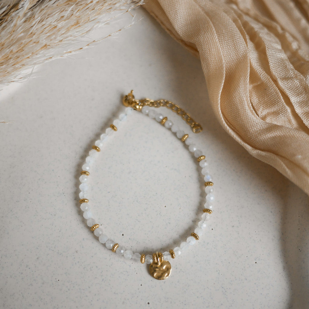 Bracelet Palma en perles naturelles colorées avec accents dorés.