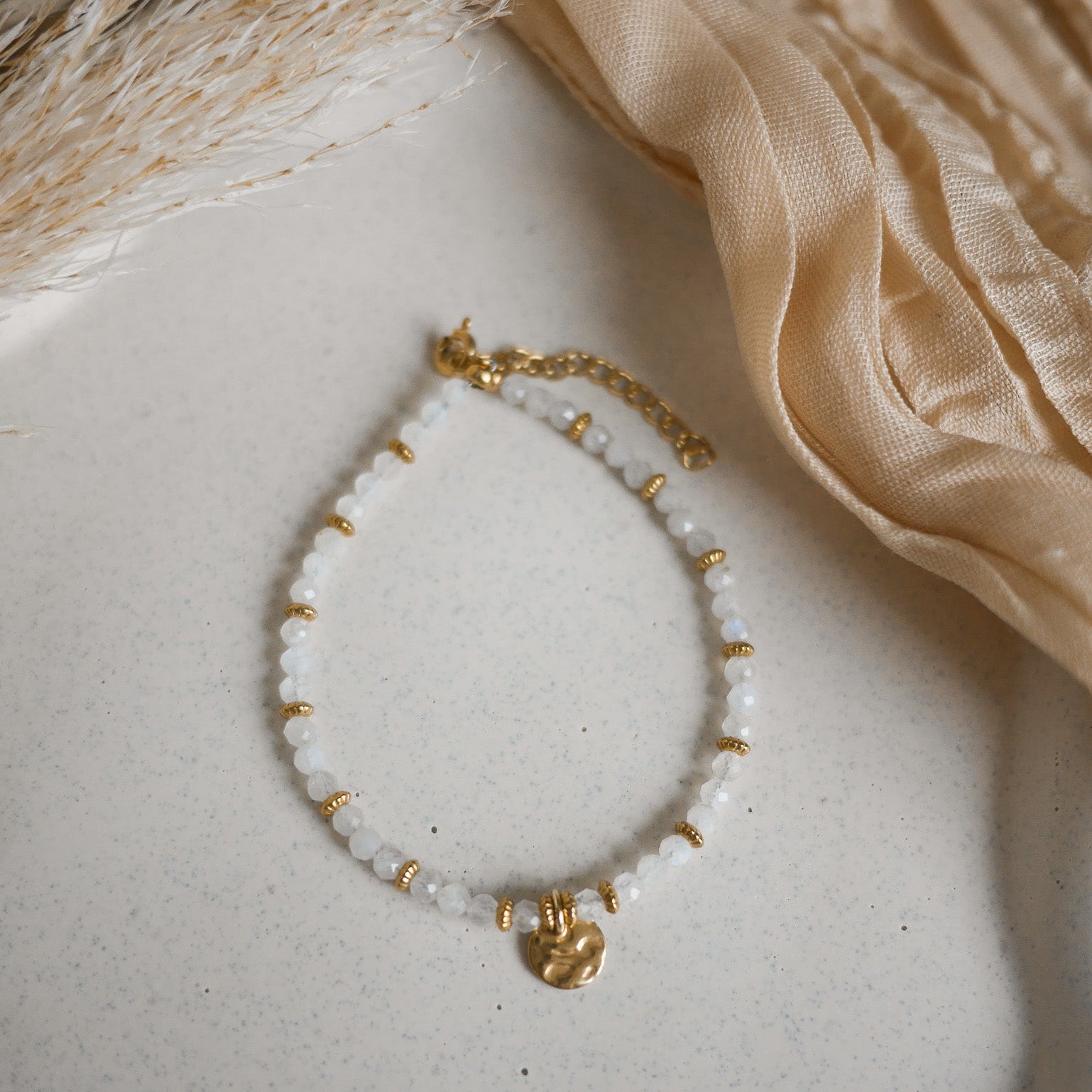 Bracelet Palma en perles naturelles colorées avec accents dorés.