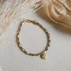 Bracelet Le Caire en perles de verre colorées avec détails dorés.