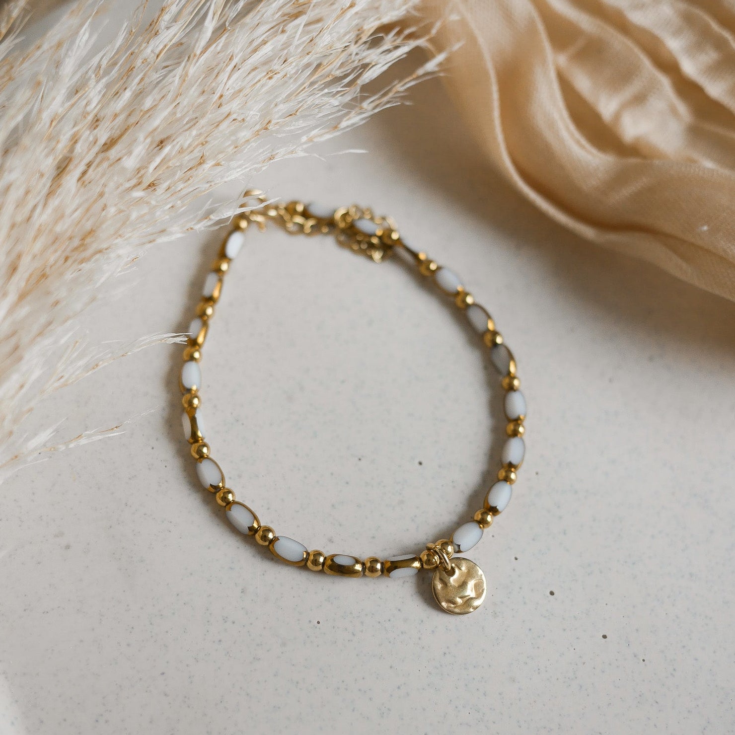 Bracelet Le Caire en perles de verre colorées avec détails dorés.