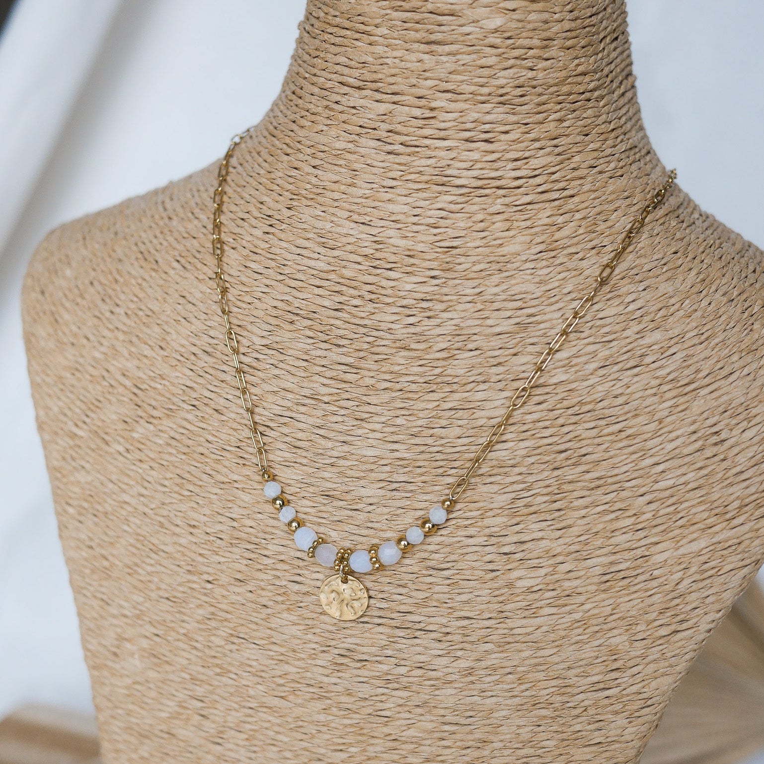Collier Palma – Collier fait main en acier inoxydable avec perles naturelles colorées et breloque personnalisable jusqu’à 3 caractères. Un bijou bohème chic parfait pour l’été.