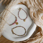 Bracelet Solis en hématite dorée avec touches de pierre naturelle colorée.