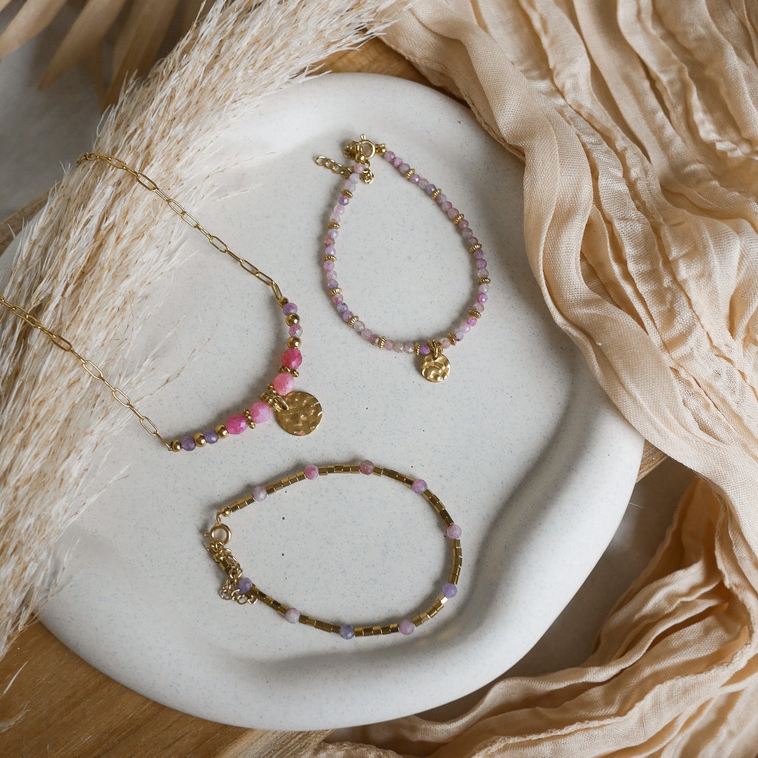 Bracelet Solis en hématite dorée avec touches de pierre naturelle colorée.