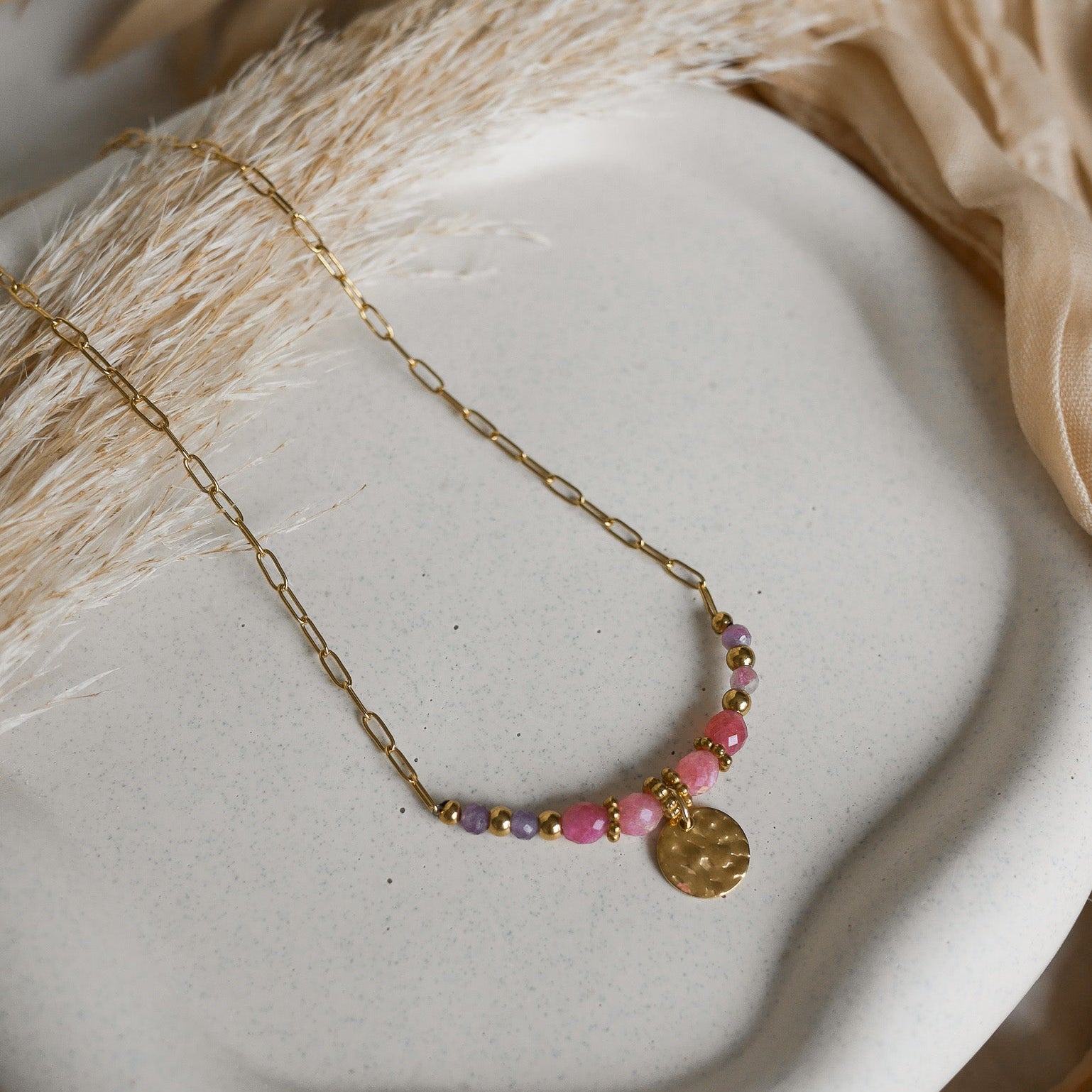 Collier Palma – Collier fait main en acier inoxydable avec perles naturelles colorées et breloque personnalisable jusqu’à 3 caractères. Un bijou bohème chic parfait pour l’été.