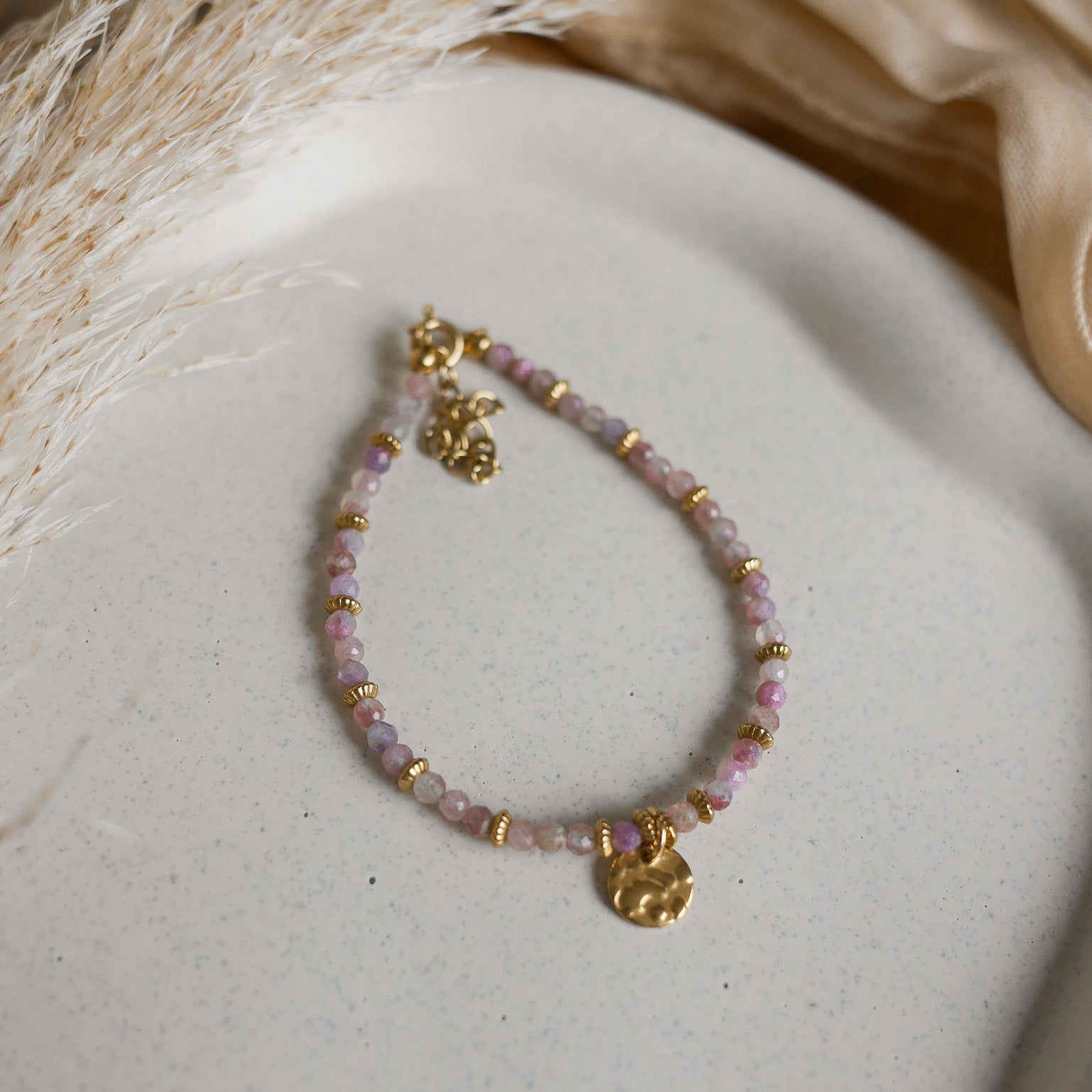 Bracelet Palma en perles naturelles colorées avec accents dorés.