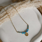 Collier Palma – Collier fait main en acier inoxydable avec perles naturelles colorées et breloque personnalisable jusqu’à 3 caractères. Un bijou bohème chic parfait pour l’été.