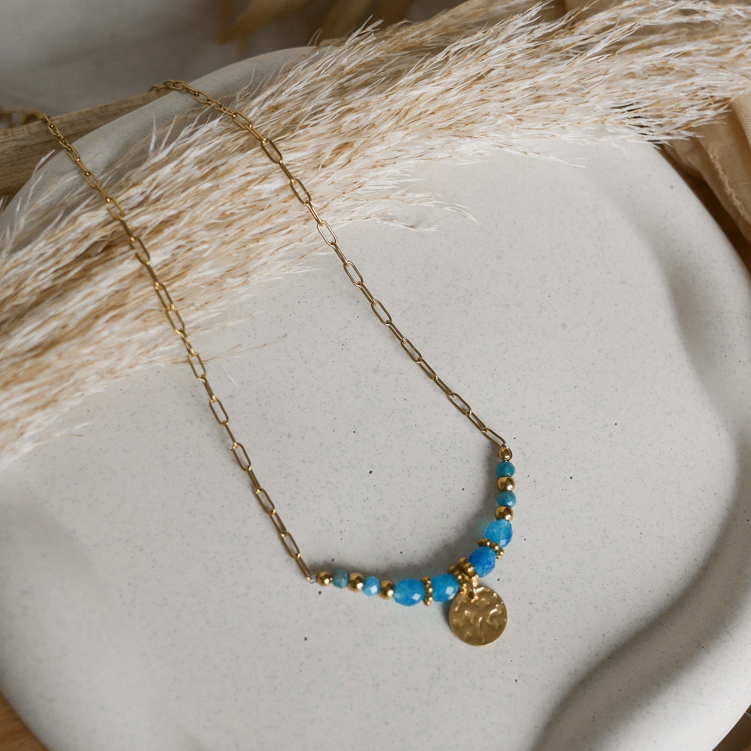 Collier Palma – Collier fait main en acier inoxydable avec perles naturelles colorées et breloque personnalisable jusqu’à 3 caractères. Un bijou bohème chic parfait pour l’été.