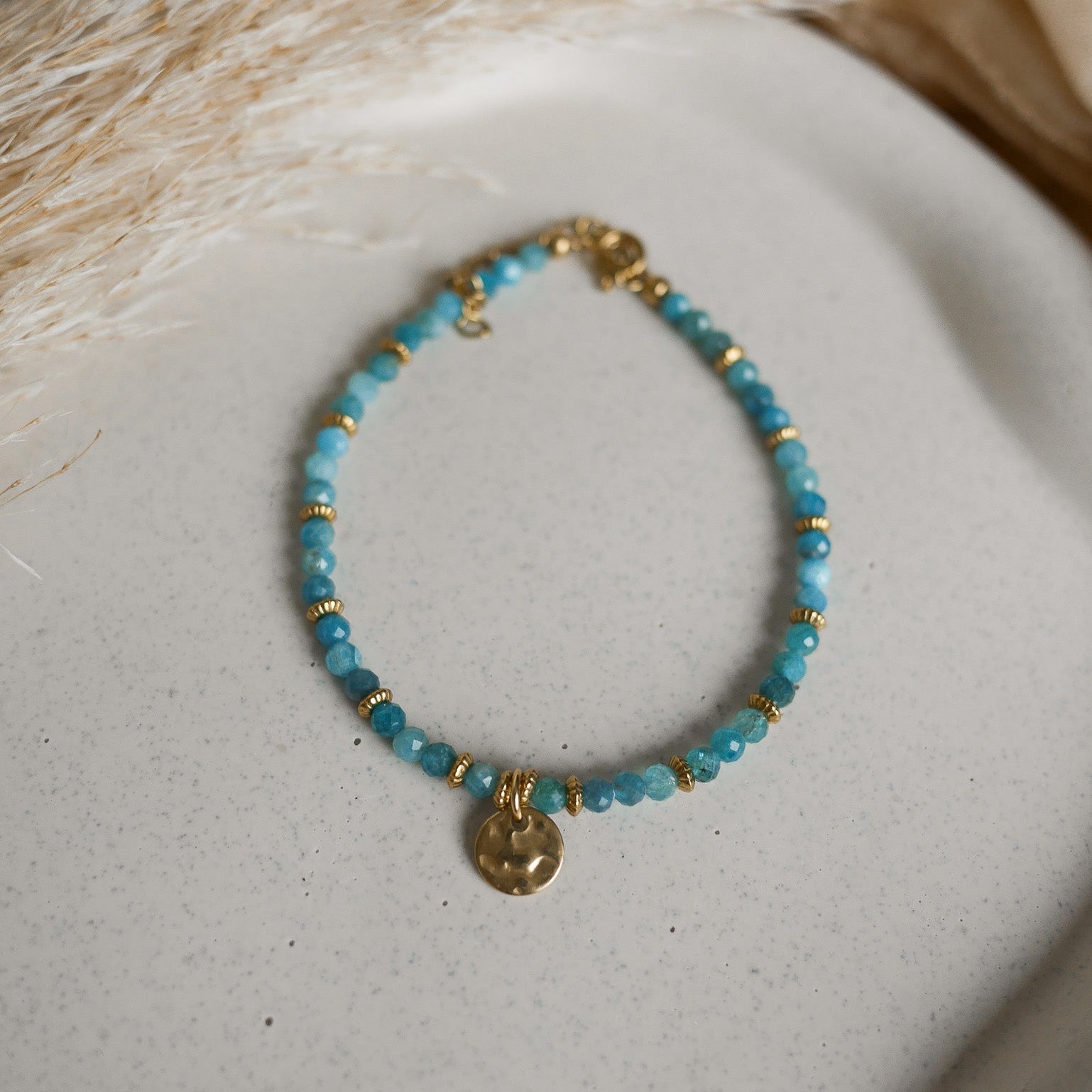 Bracelet Palma en perles naturelles colorées avec accents dorés.