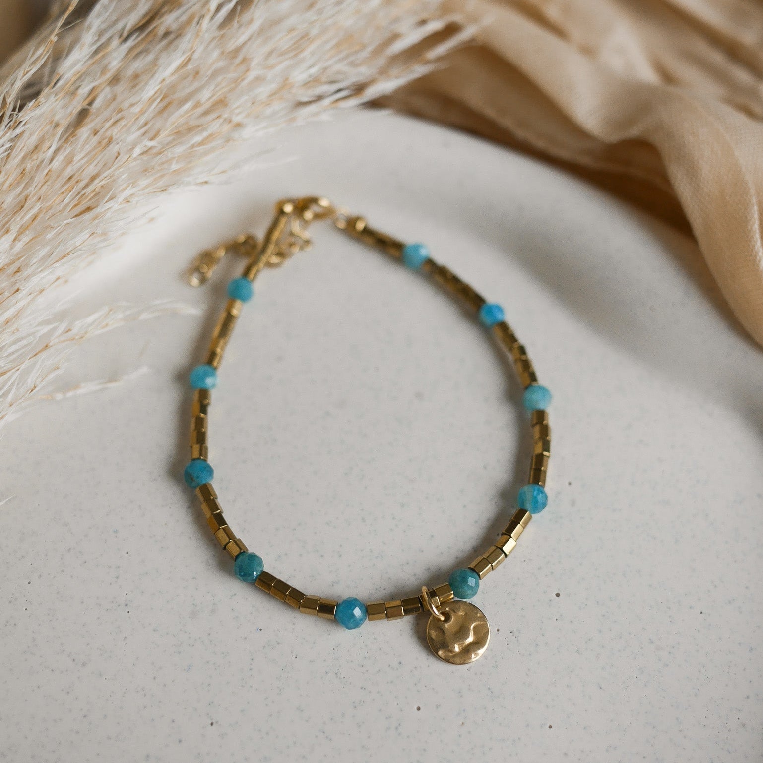 Bracelet Solis en hématite dorée avec touches de pierre naturelle colorée.
