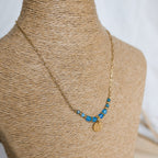 Collier Palma – Collier fait main en acier inoxydable avec perles naturelles colorées et breloque personnalisable jusqu’à 3 caractères. Un bijou bohème chic parfait pour l’été.